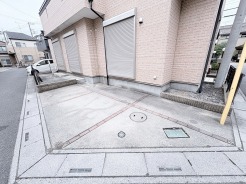 すっきりと整備された角地に佇み、日々の暮らしにゆとりをもたらす落ち着いた空間が広がっています。
