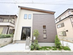 異素材を組み合わせたモダンな外観が、周囲の街並みに洗練された個性を添えています。