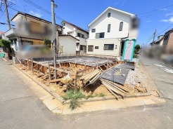 新しい暮らしの基盤が築かれる場所として、これからの風景に期待が高まる角地のゆとりある敷地です。