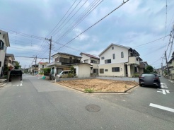 落ち着いた住宅街の一角に位置し、開放感と将来の暮らしを描きやすい穏やかな住環境が広がっています。