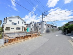 落ち着いた雰囲気の住宅街に位置し、ゆったりとした時間が流れる穏やかな住環境が整っています。