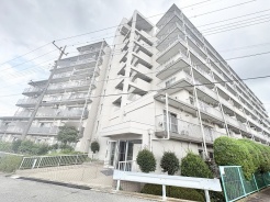 街並みに静かに寄り添い、日々の暮らしを穏やかに受け止める端正な佇まいの住まい。