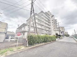 穏やかな街並みに溶け込む、端正な佇まいのマンションが日常を支えます。