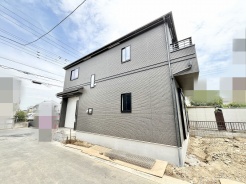 洗練されたダークトーンの外壁が落ち着いた佇まいを演出し、周囲の街並みに静かに溶け込む端正なデザインです。
