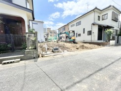 これからの暮らしの拠点となる、新たな可能性を秘めた閑静な街並みに佇む敷地です。