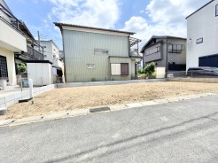 青い空の下でこれからの暮らしを自由に描き出せる、ゆとりある開放的な敷地です。