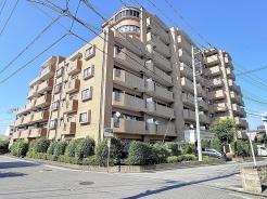 街並みに溶け込む落ち着いた佇まいで、永く愛着を持って暮らせる安心感のある住まいです。
