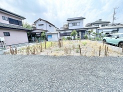 周囲の穏やかな環境に溶け込み、これからの暮らしを自由に描き出せる開放的な土地です。