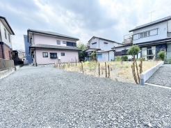 穏やかな住宅街に溶け込む広々とした敷地で、思い思いの暮らしを形にできるゆとりある空間が広がります。