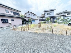 穏やかな空気が流れる閑静な住宅街で、暮らしの可能性を自由に描くことができる開放的な空間です。