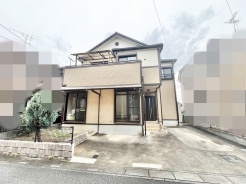 落ち着いた色合いの外観が街並みに馴染み、家族の暮らしを穏やかに受け止めてくれる住まいです。