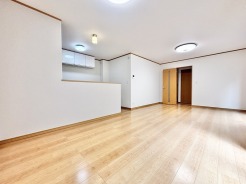 すっきりとした白い壁と温かみのある床材が調和し、住まう人の個性を引き立てる穏やかな空間が広がります。