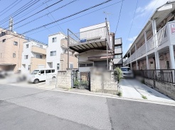 周囲の街並みに自然と馴染む、落ち着いた佇まいが日々の暮らしに心地よさを添えてくれます。