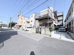空が広く感じられる落ち着いた住宅街に佇み、日々の暮らしに穏やかな心地よさを届けてくれる立地です。