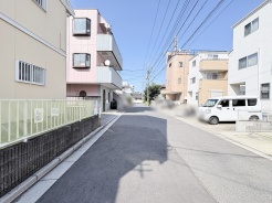 閑静な住宅街に位置し、穏やかな日常が流れる落ち着いた住環境が広がっています。