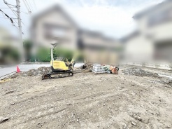 新しい住まいへの期待を膨らませる、夢の始まりを予感させる広々とした更地の風景です。
