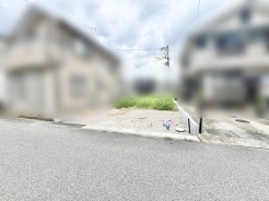 周囲の落ち着いた環境に溶け込み、日々の暮らしの基点として穏やかな時間を描ける素地が整っています。