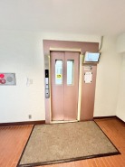 エレベーター前　日々の暮らしをスムーズに支える、落ち着いた佇まいの共用エントランス空間です。