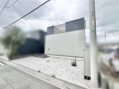 洗練された直線美が際立つ、落ち着いた佇まいが日常に静かな風格を添えてくれます。