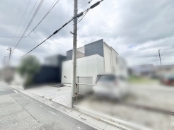 洗練されたモノトーンの外観が、街並みに落ち着きと独自の存在感をもたらしています。