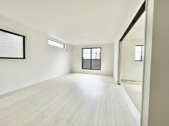 無駄な装飾を削ぎ落としたシンプルな空間が、穏やかで心地よい開放感をもたらしてくれます。