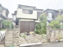 閑静な住宅街に佇む、日々の暮らしに穏やかな落ち着きと安らぎをもたらしてくれる住まいです。