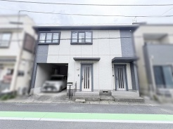 洗練されたツートーンの外観が街並みに馴染み、落ち着きのある佇まいが日々の暮らしに安らぎを添えてくれます。