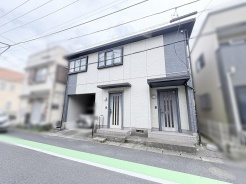 街並みに静かに溶け込む、モノトーンの配色が洗練された印象を与える佇まいです。