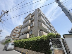 落ち着いた街並みに調和する、タイル張りの外観が重厚感と安心感を演出する住まいです。