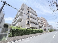 落ち着いた色合いのタイル張りの外観が、街並みに穏やかな調和と上質な存在感をもたらしています。