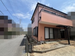 落ち着いた住宅街に佇む、空の広がりを感じさせる穏やかな外観の住まい。