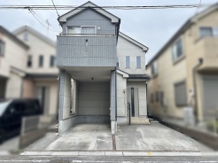 洗練されたスタイリッシュな外観が、街並みに調和する落ち着いた佇まいを見せています。
