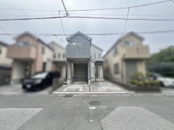 落ち着いた色合いの外壁と、すっきりとした佇まいが街並みに静かに溶け込む住まい。