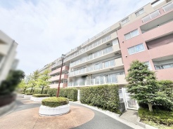 豊かな植栽が街並みに調和し、住まう人の心地よい日常を穏やかに包み込む落ち着いた佇まいです。