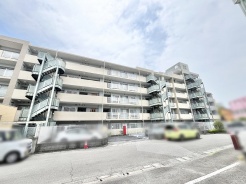 周囲の街並みに馴染む落ち着いた佇まいで、日々の暮らしを穏やかに支える住環境が整っています。