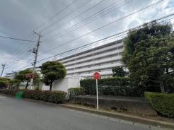 周辺の緑と調和しながら、落ち着いた佇まいで日々の暮らしを穏やかに支える住環境が整っています。