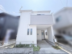 街並みに馴染む清潔感のある外観が、暮らしに穏やかな安心感をもたらしてくれます。