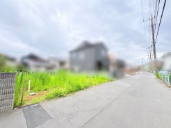 閑静な住宅街の一角にあり、日々の暮らしに寄り添う穏やかな時間が流れる落ち着いた環境です。
