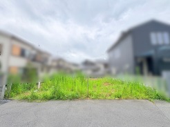 日々の暮らしを穏やかに育んでいけるような、落ち着いた周辺環境に包まれた敷地です。