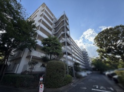 青空の下、豊かな植栽と調和しながら穏やかな時間が流れる住環境がここにあります。