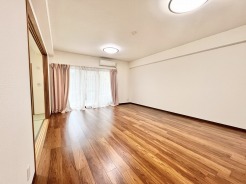 木目の風合いが心地よく、日々の暮らしに穏やかな安らぎをもたらしてくれる住空間です。