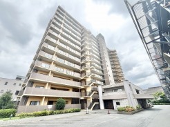 街の風景に穏やかに溶け込み、重厚感のある佇まいが日々の暮らしに安心感をもたらしてくれます。