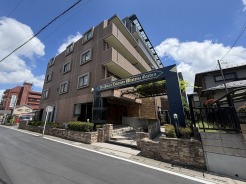 重厚感のあるタイル貼りの外観が、街並みに落ち着きと確かな存在感を添えています。