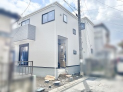 すっきりとしたフォルムと落ち着いた色合いが、周囲の街並みに調和する穏やかな佇まいを見せています。