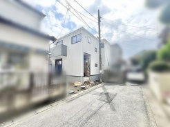 周囲の風景に溶け込みながらも、清潔感のある佇まいが静かな暮らしを予感させます。