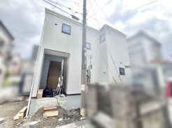 洗練された配色が印象的な、周囲の街並みと調和するモダンな佇まいの住まい。