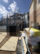 新しい暮らしの形が少しずつ整い、期待と高揚感が高まっていく建築途中の風景です。