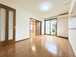 木の温もりが感じられるナチュラルな色合いで統一された心安らぐ空間
