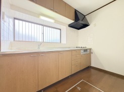 木の温もりが感じられる落ち着いた空間で心地よい時間を過ごせる場所