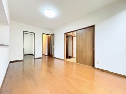 木の温もりが広がる穏やかな空間に心地よい静寂が満ちる落ち着いた佇まい